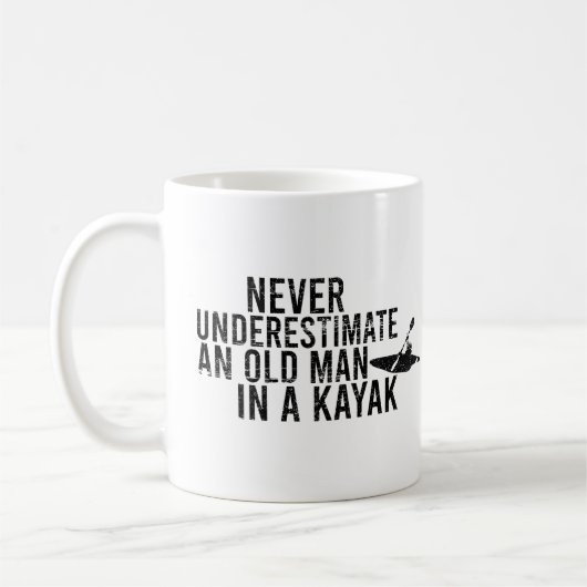 カヤックの老人を決して過小評価しない コーヒーマグカップ (左)