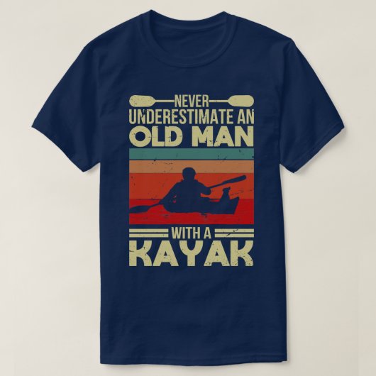 カヤックを持つ老人を決して過小評価しない Tシャツ (デザイン正面)