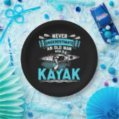 カヤックを持つ老人 ペーパープレート (パーティー)