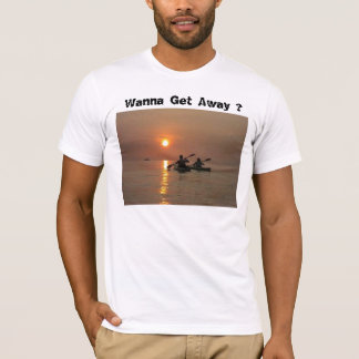 カヤックを漕ぐことは、遠くにになりたいと思いますか。 Tシャツ