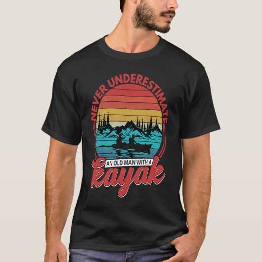 カヤックカヤックのカヤーカーを持つ老人ボーティンググラ Tシャツ (正面)