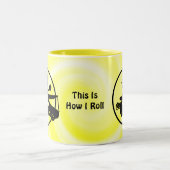 カヤック自転車の車 – 私は転が! ツートーンマグカップ (中央)