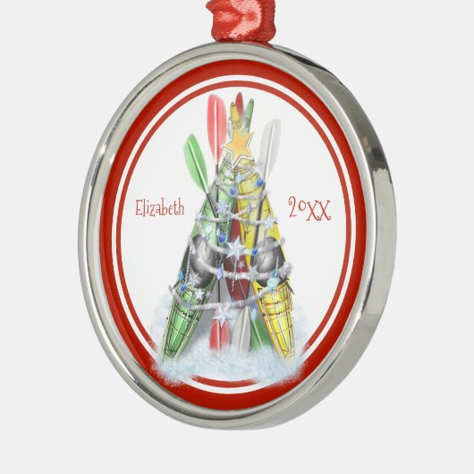 カヤッ飾クがクリスマスツリーパーソナライズされた メタルオーナメント (左)