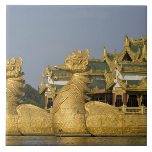 カラウェイクホールはヤンゴンの目印で、場所は タイル (正面)