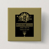 カラオケ勝者 缶バッジ (正面)