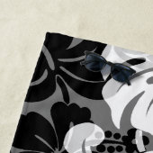 カラカウア縁どハワイアンハイビスカス – ブラック ビーチタオル (インサイチュ)