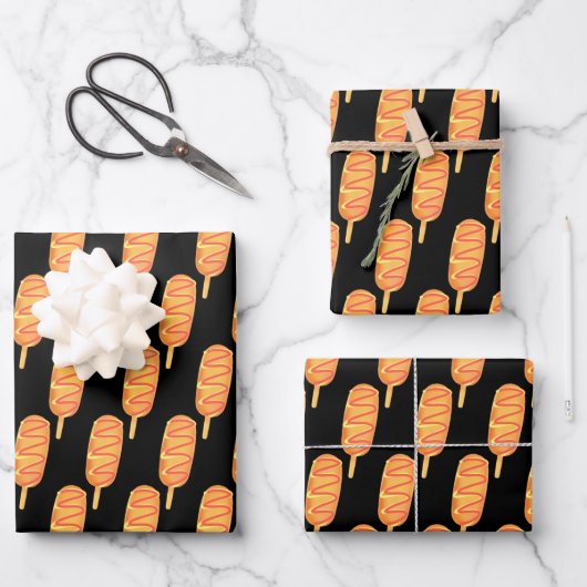 カラシとケチャップの付いたコーン犬 ラッピングペーパーシート (正面)