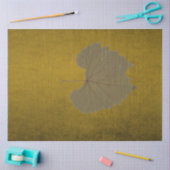 カラシの上の灰色の乾燥した動揺して葉 薄葉紙 (クラフト)