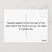 カラスがハッピーバースデーの風船の炭を見る ポストカード (裏面)