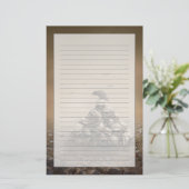 カラスが積み上げた彫刻の上に座る 便箋 (スタンド正面)