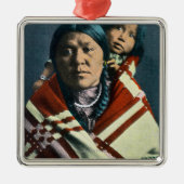 カラスのインディアンマドンナおよび子供 メタルオーナメント (正面)