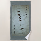 カラスのシルエットミステリーファングレーとブルー ビーチタオル (正面)