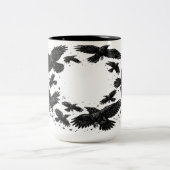 カラスの輪 ― 呪われたインク画 ツートーンマグカップ (中央)