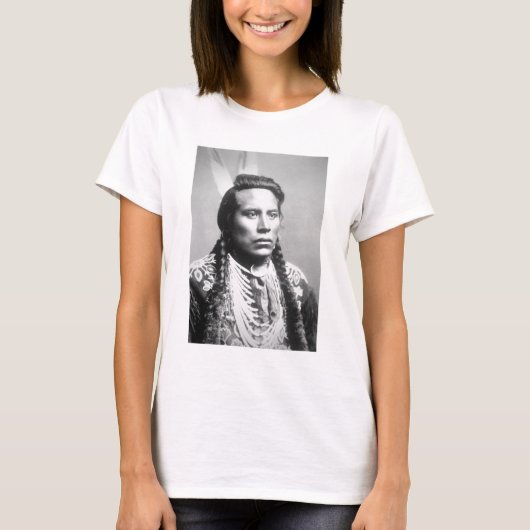 カラス族のカーリー、カスターの斥候の一人 Tシャツ (正面)