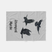 カラス殺しの鳥のグループ黒いシルエット フリースブランケット (正面(横))