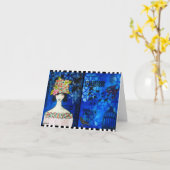 カラス混合メディアのグリーティングカードを持つ帽子の女性 カード (黄色い花)