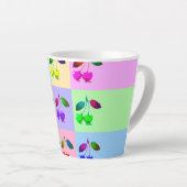 カラフルさくらんぼ – アポップ・アートのート カフェラテマグ (右アングル)