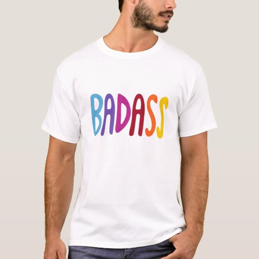 カラフルでおもしろいBADASSな手書き風文字 Tシャツ (正面)