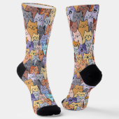 カラフルでかわいい猫の大群パターン 遊び心のある猫の顔 ソックス (傾斜あり)