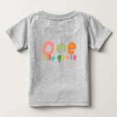 カラフルでかわいい1匹のシリ―なガチョウの女の子の1歳誕生日 ベビーTシャツ (裏面)