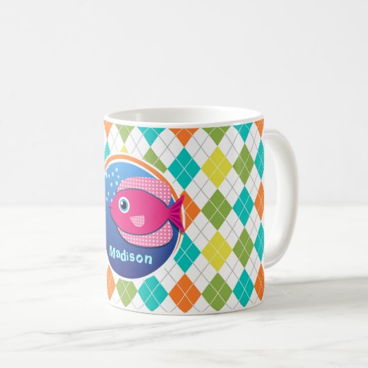 カラフルでアーガイル柄のなパターンのピンクの魚 コーヒーマグカップ (正面右)