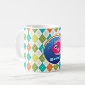 カラフルでアーガイル柄のなパターンのピンクの魚 コーヒーマグカップ (正面左)
