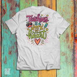カラフルでキュートな先生のデザイン 教えることは心の仕事 Tシャツ