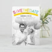 カラフルで大胆なテキストが目立つ、現代的な夏の虹の写真 セーブザデート (スタンド正面)