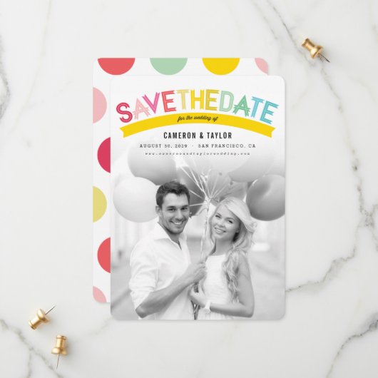 カラフルで大胆なテキストが目立つ、現代的な夏の虹の写真 セーブザデート (正面/裏面インサイチュ)