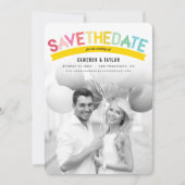 カラフルで大胆なテキストが目立つ、現代的な夏の虹の写真 セーブザデート (正面)