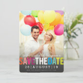 カラフルで大胆なテキストが目立つ、現代的な夏の虹の写真 セーブザデート (スタンド正面)