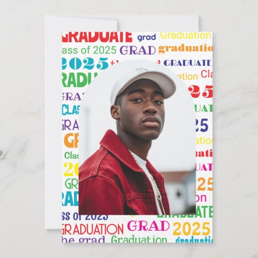 **カラフルで存在感のあるタイポグラフィーの卒業おめでとう** 招待状 (正面)