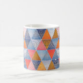 カラフルで幾何学的な三角形の曼荼羅パターン コーヒーマグカップ (中央)