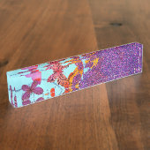 カラフルで明るい蝶および紫色のグリッター デスクネームプレート (側面)