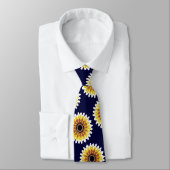 カラフルで赤く黄色く白いヒマワリは一見を刺繍します ネクタイ (タイ)