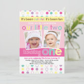 カラフルなおもしろいの双生児の女の子の最初誕生日の招待状 招待状 (スタンド正面)