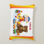 カラフルなぬいぐるみ人形とテディベア  オーダーメイドのベビー寝室 アクセントクッション (裏面(縦))