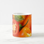 カラフルなぬれたピーマン コーヒーマグカップ (中央)