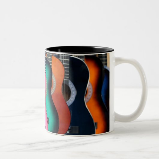 カラフルなアコースティックギターのコーヒー・マグ ツートーンマグカップ (右)