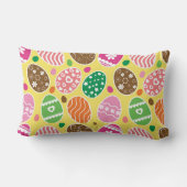 カラフルなイースターエッグの模様 黄色の背景 ランバークッション (裏面)