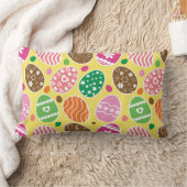 カラフルなイースターエッグの模様 黄色の背景 ランバークッション (ブランケット)