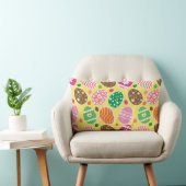 カラフルなイースターエッグの模様 黄色の背景 ランバークッション (椅子)