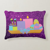 カラフルなイースターエッグ及び紫色のフェイクなグリッター蝋燭の アクセントクッション (正面)