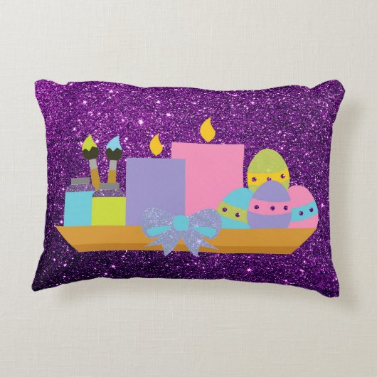カラフルなイースターエッグ及び紫色のフェイクなグリッター蝋燭の アクセントクッション (裏面)