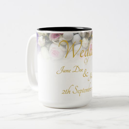 カラフルなウェディングブーケを持つ花嫁の結婚式用マグカップ ツートーンマグカップ (正面左)