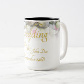 カラフルなウェディングブーケを持つ花嫁の結婚式用マグカップ ツートーンマグカップ (正面右)