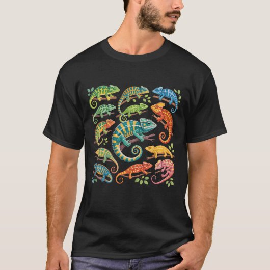 カラフルなカメレオンの枝の上でのびのびとした楽しい姿 Tシャツ (正面)