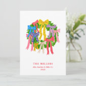 カラフルなクリスマスリースと楽しいリボン 家族3人の写真 シーズンカード (スタンド正面)