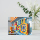 カラフルなクロシェ鍋敷き グラニー・スクエアから作られた ポストカード (スタンド正面)