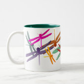 カラフルなグライドのトンボのマグ ツートーンマグカップ (左)